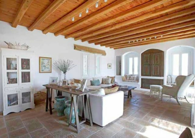 Terrakotta-Fliesen-weißer-Wohnzimmerschrank-aus-Holz-Polstermöbel