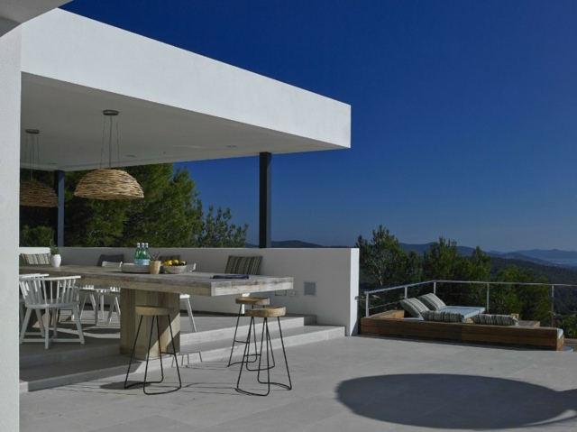 Terrasse-mit-Metall-Hocker-Sofa-und-Tischbereich