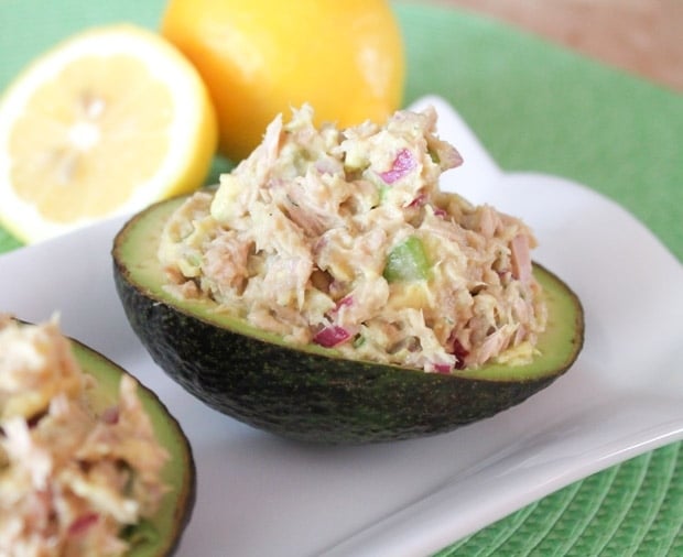 Thunfisch-Masse-in-Avocado-Hälften-servieren-kohlenhydratarmer-salat