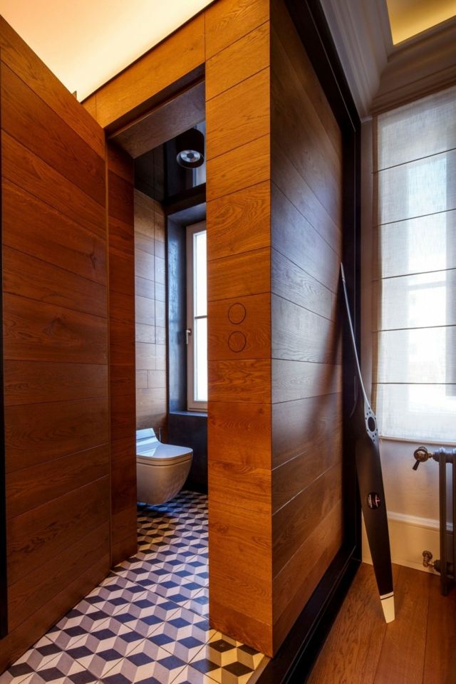 Toilette-mit-Fenster-Fliesen-mit-Muster-geometrische-Figuren