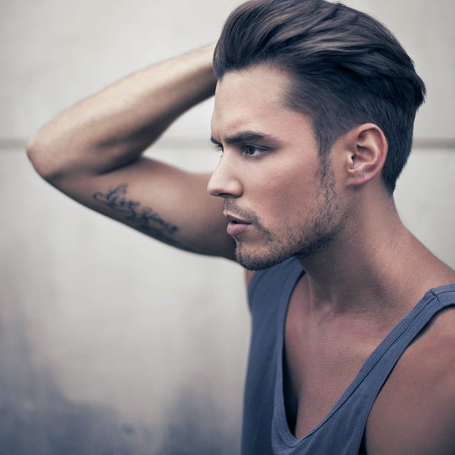 Trendige-Frisur-für-Männer-Seiten-Cuts-Stylingsvarianten-mit-Gel-Haarwachs