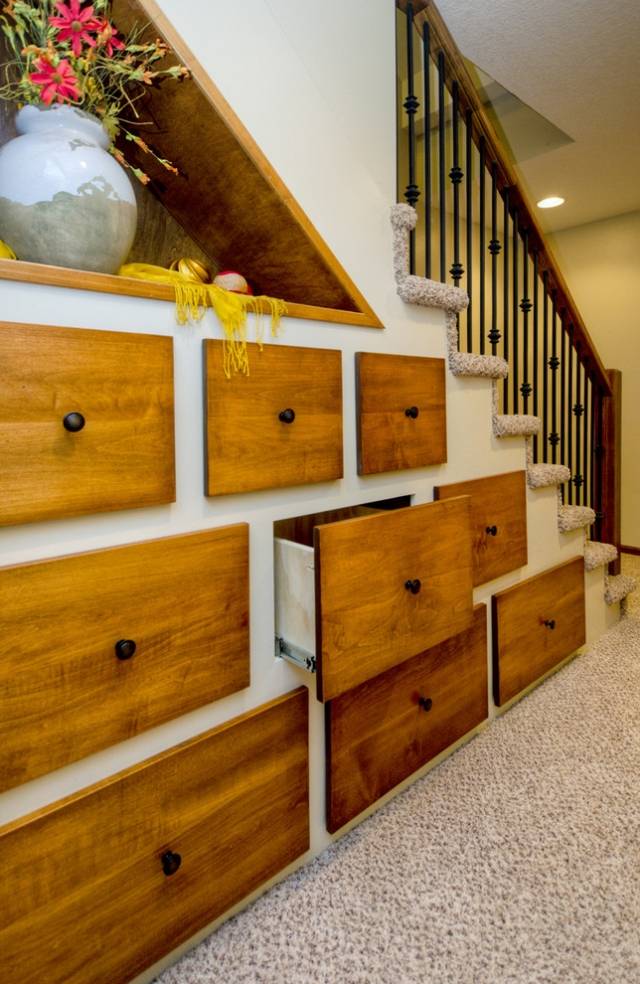 Treppen-Teppichboden-Stufen-integrierte-Schubladen-Einbauregal-wohnideen