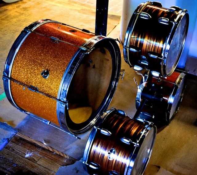 Trommel-Musik-Instrument-mit-goldfarbenem-Glanz