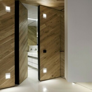 Tür Penthousewohnung modern Badezimmer weiße Badmöbel Betonboden