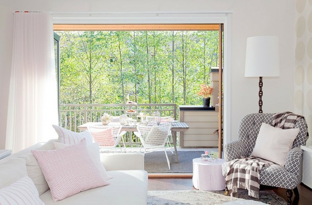 Veranda-weißes-Mobiliar-Stehlampe-Sessel-Retro-Stil