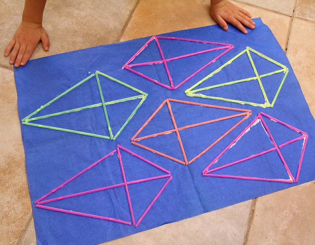 Verpackungspapier Drachen selber machen Strohhalme Bastelanleitung