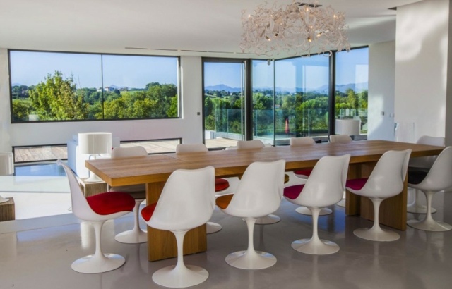 Villa-Esszimmer-Lichterketten-ronleuchter-Kunststoffstühle-und-Tisch-aus-Massivholz