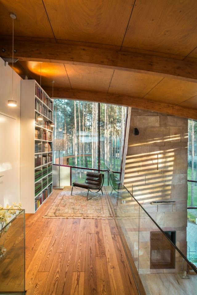 Villa-Haus-Holzboden-Geländer-aus-Glas