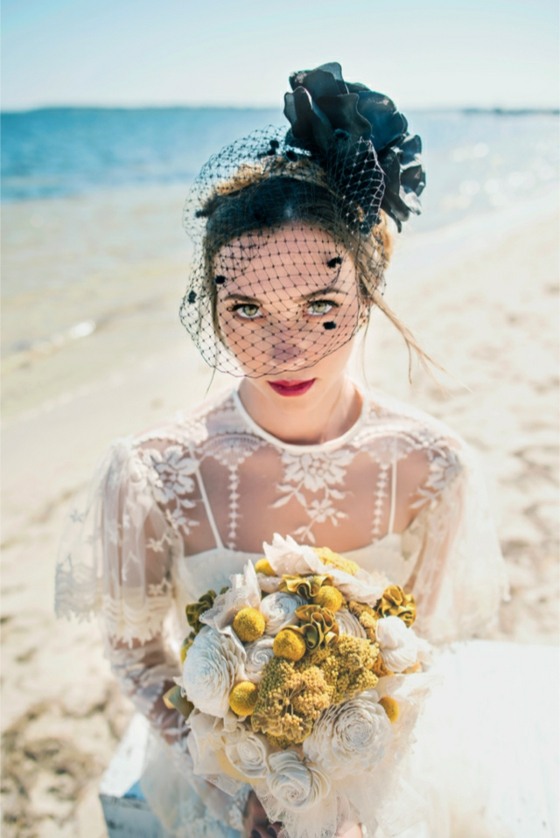 Vintage-Hochzeit-auf-dem-Strand-mit-Hut-Netz-und-gelben-Rosen