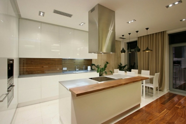 Vorhänge-weiße-Küchenschränke-mit-Hochglanz-Optik-Parkett-Boden-Fliesen