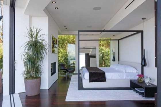 Wand-aus-Glas-Schlafzimmer-Ideen-mit-Himmelbett-Pflanzenwelt