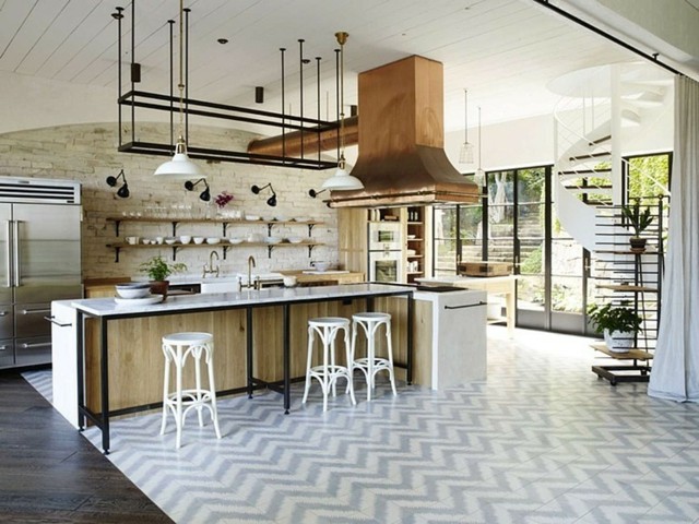 Wand-aus-Naturstein-Zick-Zack-Teppich-Holz-Kücheninsel-spiralförmige-Treppe