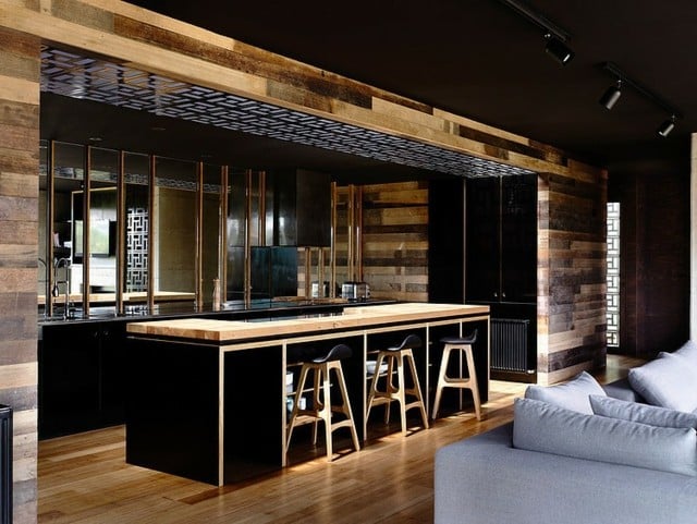 Wand-aus-Spiegel-in-der-Küche-Kücheninsel-Holz-Materialien-Sofa