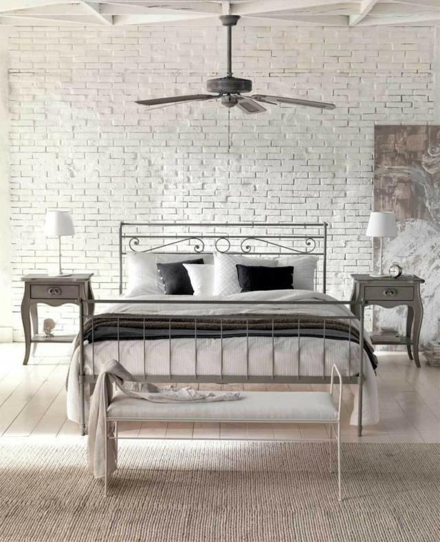 Wand-mit-Backstein-in-Weiß-Metall-Bett