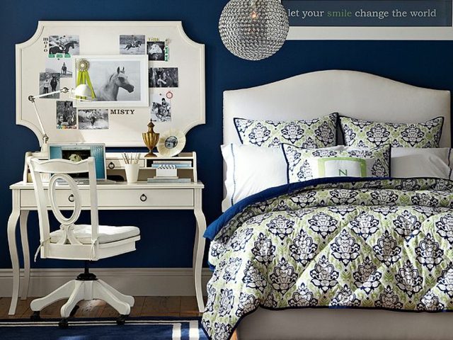 Wanddeko-mit-Fotos-Pfred-weißes-Bett-Bettwäsche-dunkelblau-mit-Muster