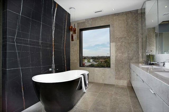 Fenster Waschtisch Anlage freistehende Badewanne