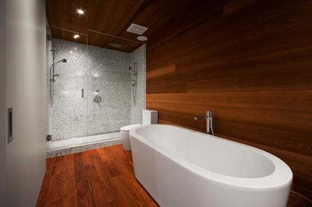 Wandverkleidung-aus-Holz-ovale-Badewanne-3D-Dusche-mit-Glastüren