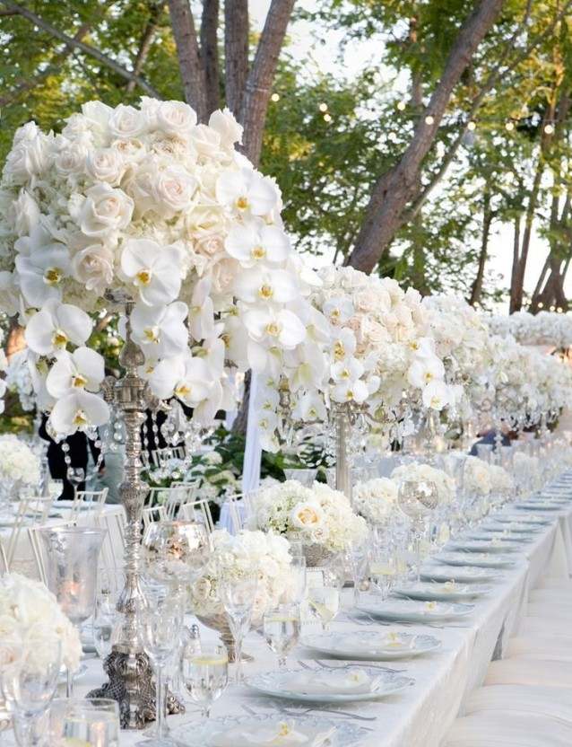 Weiße-Tischdeko-Blumen-Hochzeit-Goldenes-Besteck-geschliffene-Weingläser