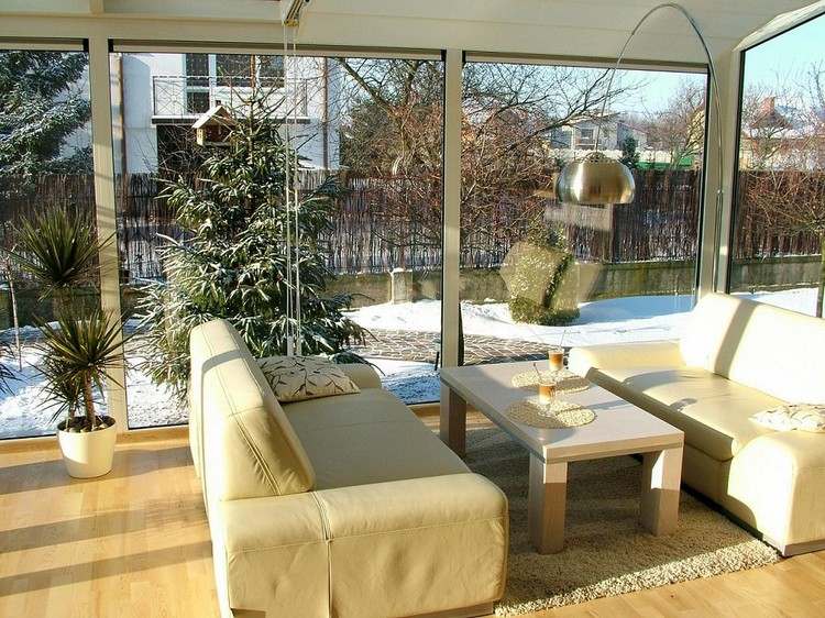 Wintergarten-Gestaltung-lounge-bereich-holz-laminatboden