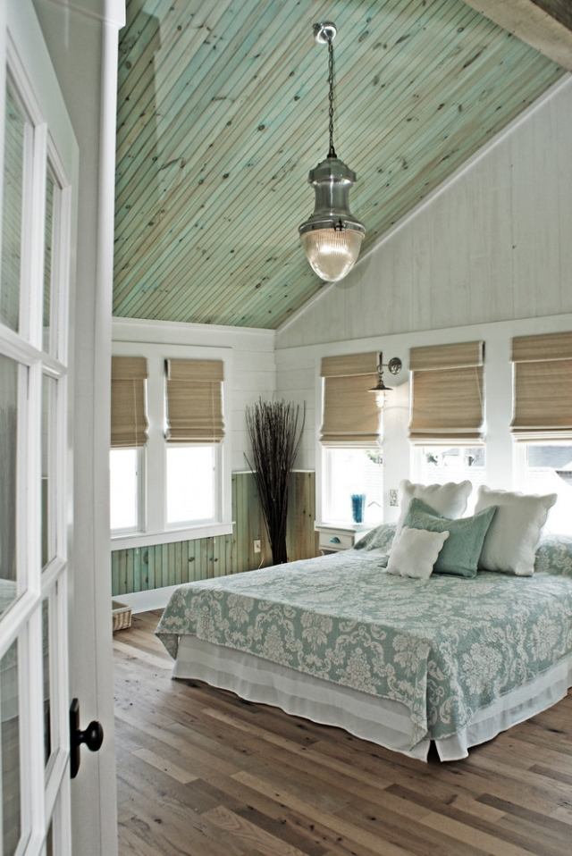 Wohnideen-für-Dachschrägen-Schlafzimmer-Beach-Stil-Holzbalkendecke-Patina-Effekt