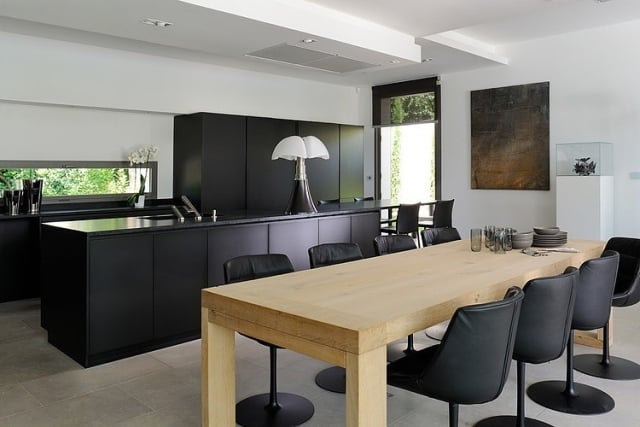 Wohnküche-mit-Essplatz-Esstisch-aus-holz-schwarze-stühle-kochinsel