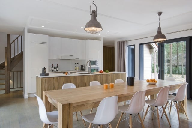 Wohnküche-mit-Essplatz-weiße-Lackfronten-kochinsel-schlicht-modern