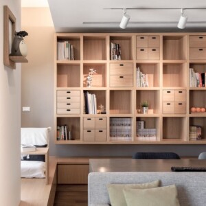 Wohnzimmer einrichten Möbel aus Holz Wandregal System Bücher