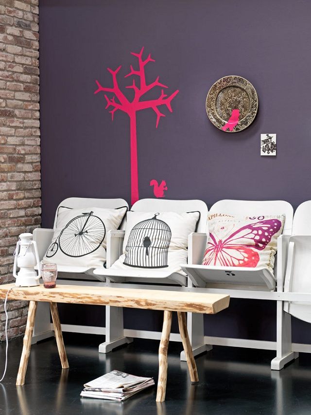 einrichten lila Wandfarbe rustikale Sitzbank