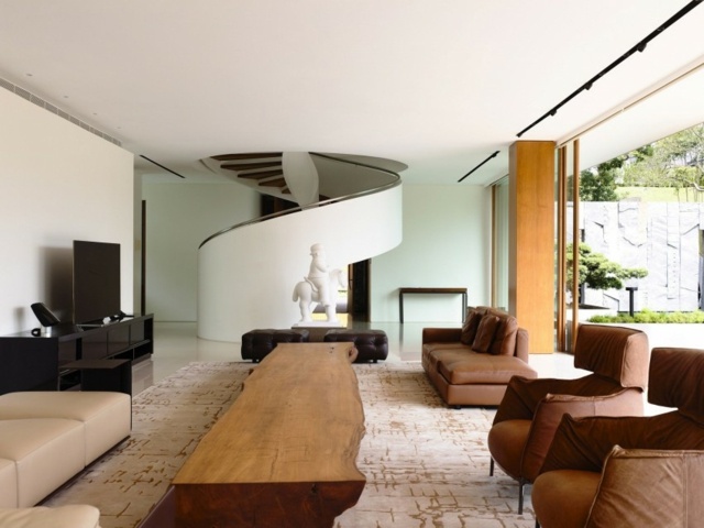 Wohnzimmer-mit-Tisch-aus-Holz-natürliche-Linien-und-Konturen-Polstersessel