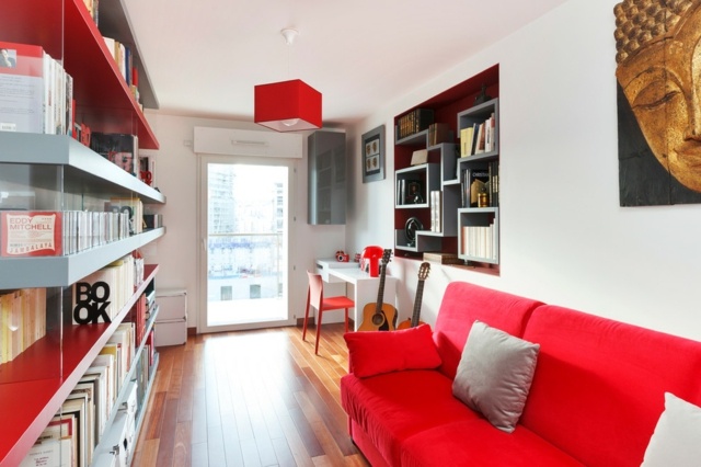 modern einrichten Buchregal Sofa rote Farbe