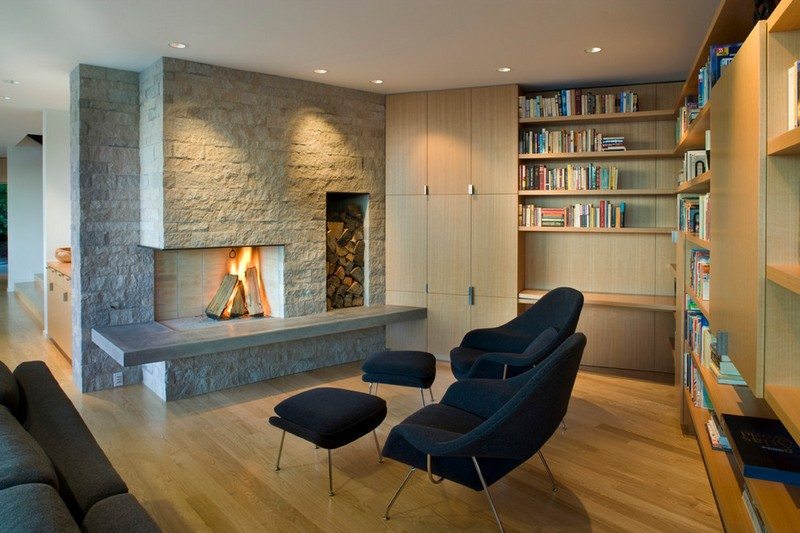 Wohnzimmer-modern-einrichten-klein-Kamin-Wandregale