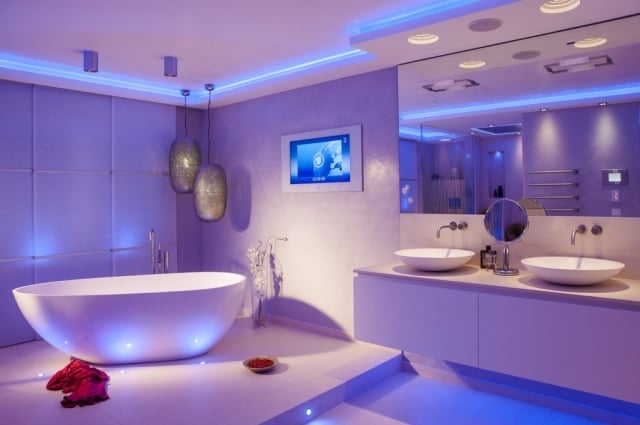 badezimmer-beleuchtung-blaue-led-leisten-ambiente