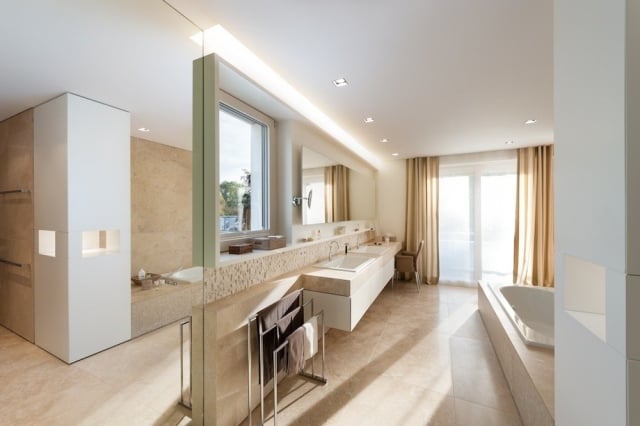 badezimmer-bilder-beige-fliesen-spiegelwand