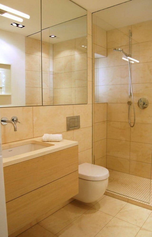 badezimmer-bilder-dusche-glaswand-sandfarbe-fliesen-holz-waschtisch