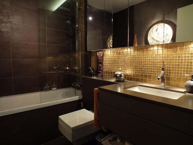 badezimmer-bilder-goldene-mosaik-fliesen-fliesenspiegel-badewanne-dusche