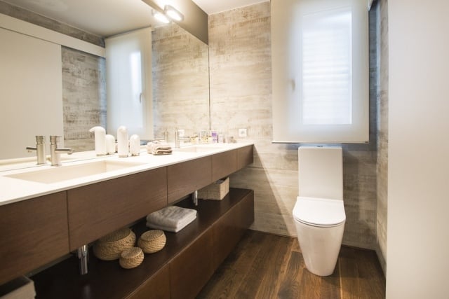badezimmer-bilder-holz-waschtisch-corian-waschbecken-arbeitsplatte-spiegelwand