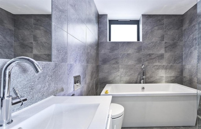 badezimmer-bilder-modern-badewanne-graue-wandfliesen-steinoptik-fenster