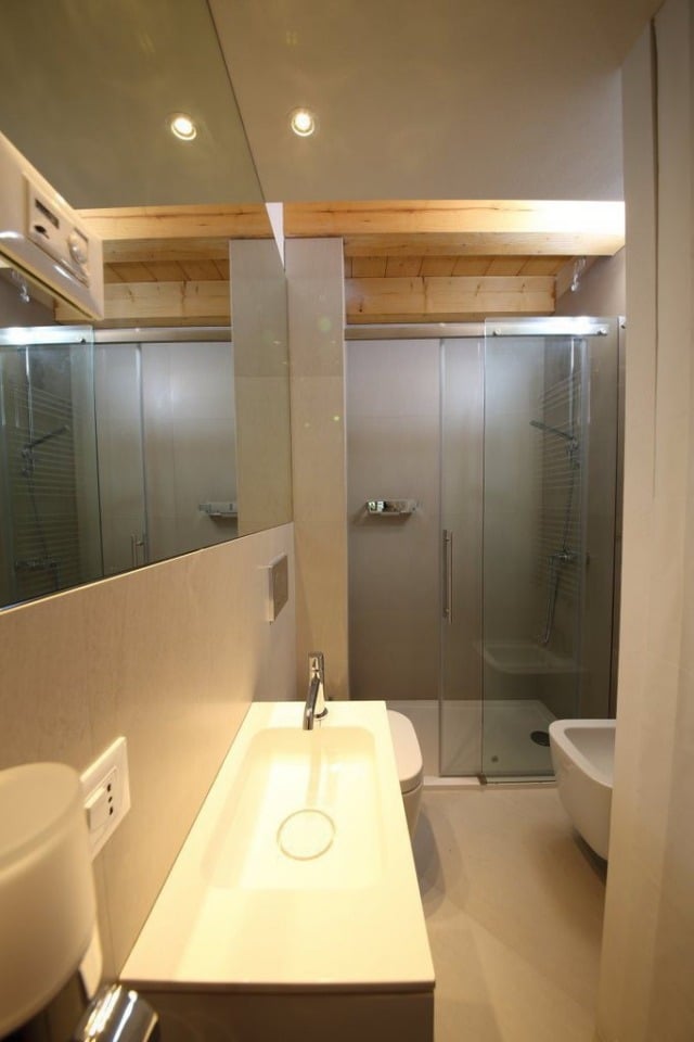 badezimmer-bilder-modern-dusche-glas-schiebetuer-grosser-wandspiegel