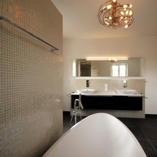 badezimmer-bilder-mosaik-wandfliesen-glanzvoll-schwarzer-waschtischschrank