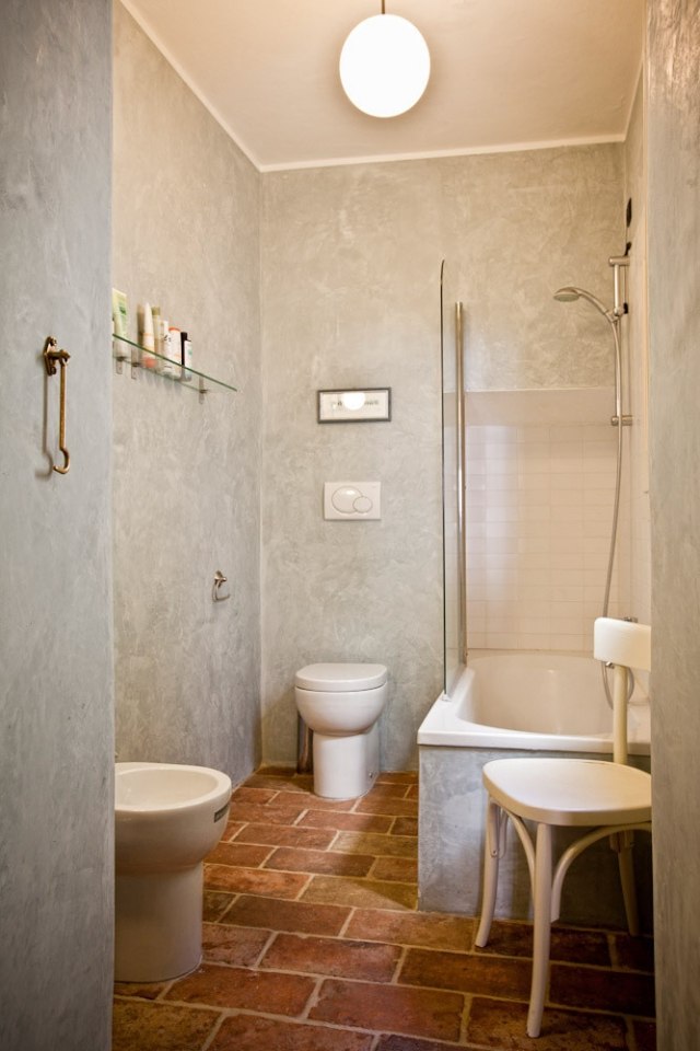 badezimmer-bilder-vintage-flair-graue-wandfarbe-effekte-badewanne-glaswand
