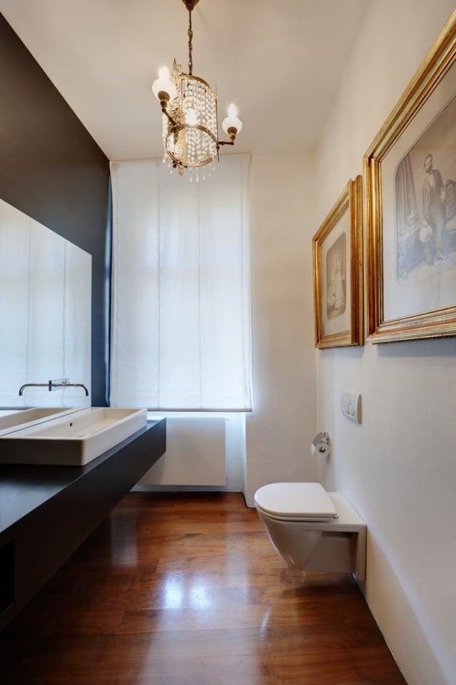 badezimmer-bilder-vintage-modern-schwarze-wand-waschtisch-dielenboden