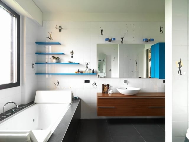 badezimmer-bilder-weisse-wandfliesen-badewanne-stickers-menschen