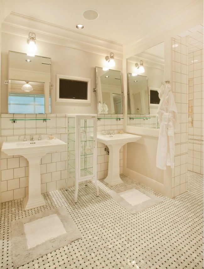 badezimmer-boden-gefliest-spiegel-beleuchtung-waschbecken-freistehend