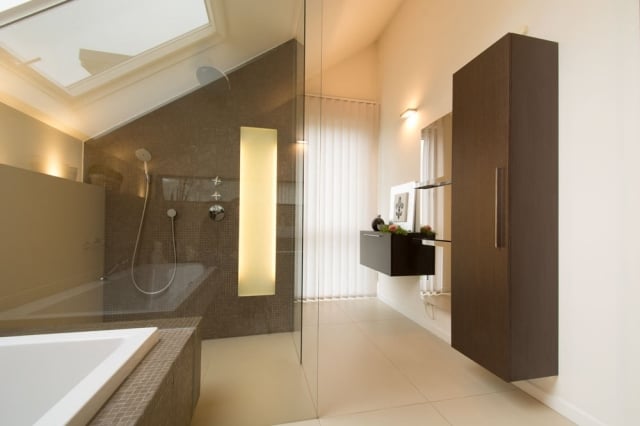 badezimmer-dachraege-beige-bodenfliesen-glas-walk-in-dusche