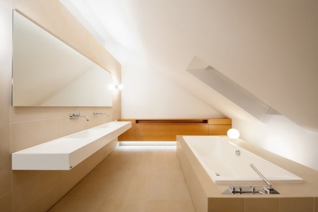 badezimmer-dachschraege-fliesen-sanfarbe-beige-eingebaute-badewanne