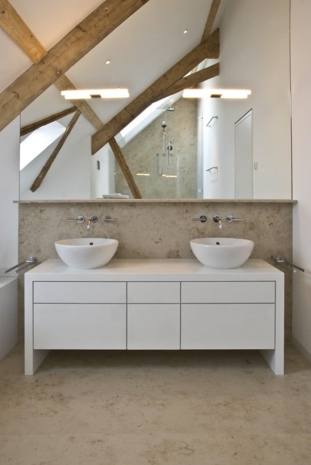 badezimmer-dachschraege-holzbalken-spiegelwand-fliesen-naturstein-optik-weisser-waschtisch-unterschrank