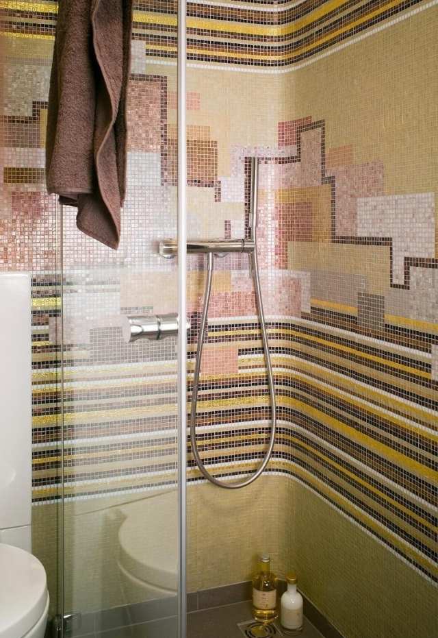 badezimmer-dusche-mosaikfliesen-gold-braun-rosa