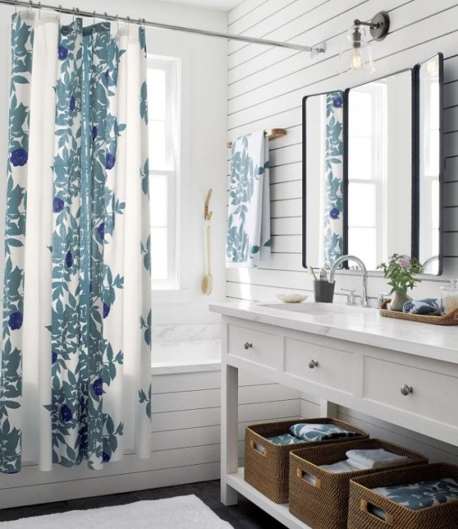 badezimmer-duschvorhang-gemustert-blau-handtücher-flechtkörbe-stauraum-fächer