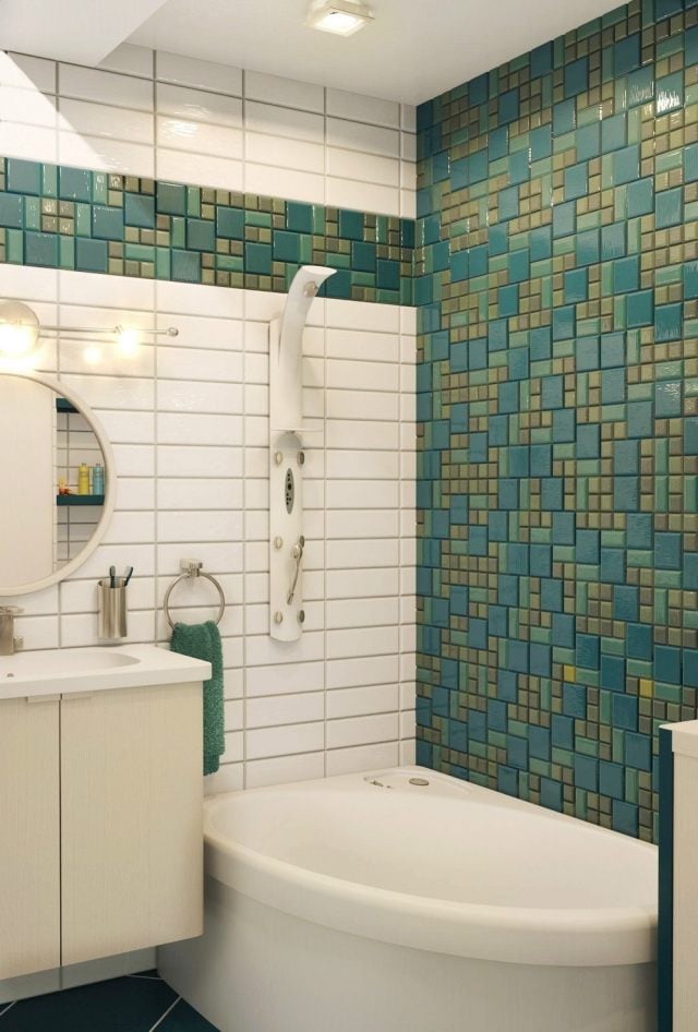 badezimmer-eck-badewanne-weisse-wandfliesen-gruene-mosaik