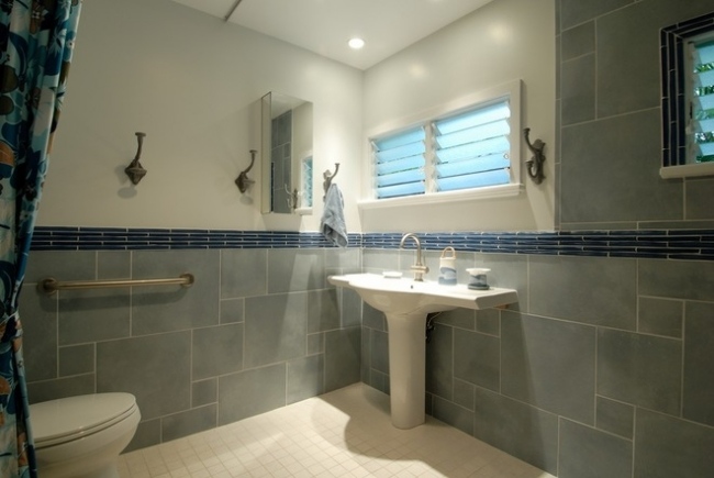 badezimmer-fenster-jalousien-sockel-waschbecken-design-weiß